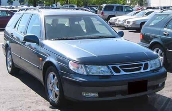 2004 Saab 9-5 with a Magnet car bra