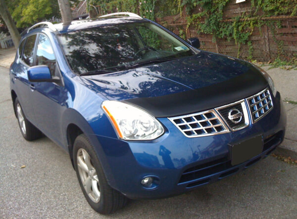 2013 Nissan Rogue with a Magnet car Bra