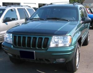 Jeep Grand Cherokee with a magnetic car bra
